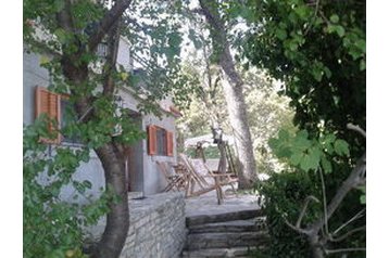 Сімейний пансіонат Donji Karin 2